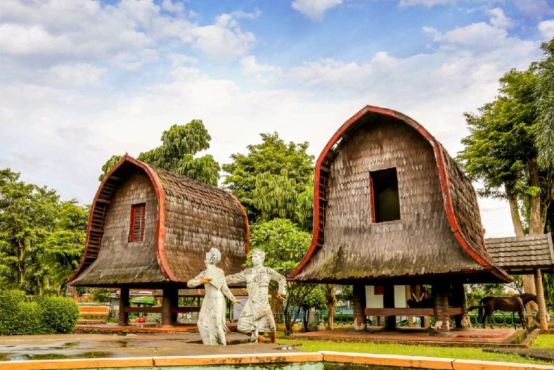 Tidur di Rumah Adat Indonesia